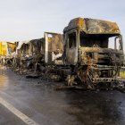 Un dels camions accidentats es va cremar completament ahir a l’AP-2 a Montoliu de Lleida. - JORDI ECHEVARRIA