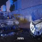 Els vehicles afectats ahir de matinada per l’incendi. - BOMBERS DE LA GENERALITAT