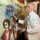 Ramon Solé Urgelés restaura el mural de gran format de Víctor Pérez Pallarès que es troba al mur nord de l'avantsala de la primera planta de l’edifici de la Paeria