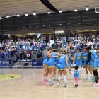 Les jugadores del Cadí, amb la filla de Coulibaly inclosa, celebrant la victòria amb l’afició. - CYNTHIA SANS
