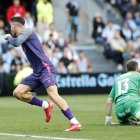 Roberto Fernández celebra el primer dels seus dos gols. - EFE