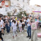 Infants fent bombolles en el marc de l'Ensabonada de la 16a Fira Net de Montgai