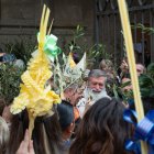 Lleida. El bisbe de Lleida, Salvador Giménez, durant la benedicció de les palmes, els palmons i els rams d’olivera i de llorer a les portes de la Catedral Nova. - BISBAT D’URGELL