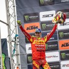 Adrià Monné celebra el seu primer podi internacional.