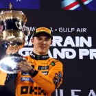 L’australià Oscar Piastri (McLaren) celebra la victòria en el Gran Premi de Bahrain. - EFE