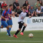 Un jugador del Vallfogona condueix la pilota davant de la pressió d’un rival. - JOAN BOVÉ