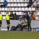 L’àrbitre mostra la cartolina roja a Iñigo Idiakez per les seues protestes a l’assistent. - JORDI ECHEVARRIA