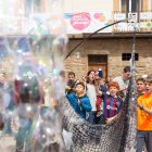 Imatge de bombolles fetes amb xarxes en una iniciativa que va tenir lloc ahir al migdia. - JAVI ENJUANES
