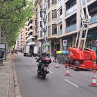 A la calçada cap a l’estació hi havia ahir tres grues treballant. - SCD