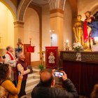 Benedicció de la nova capa de la figura de Crist, ahir a l’església de la Sang. - GERARD HOYAS