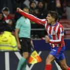 Giuliano Simeone celebra el gol que significava el 2-1. - EFE