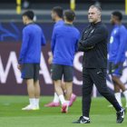 Hansi Flick, ahir durant la sessió d’entrenament del Barcelona a Dortmund. - EFE