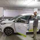 El vehicle està aparcat en un pàrquing de l’EMAU al carrer la Palma. - JORDI ECHEVARRIA