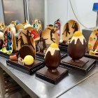 Diverses figures a l'obrador d'una pastisseria.