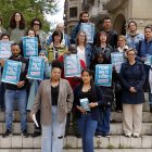 Representants de les entitats adherides a la campanya per demanar a la Paeria de Lleida que no posi traves a l'empadronament.