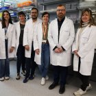Investigadors de l’equip de la doctora Pilar Navarro i el doctor Gabriel Rabinovich, al laboratori.