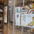 Una botiga de Tàrrega recomana un llibre al seu aparador. - LAIA PEDRÓS