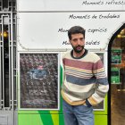 Gerard Oms amb el cartell de ‘Molt lluny’, ahir a Screenbox. - L.B.