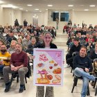 Noemí Marsal mostra el seu cartell, que serà la imatge de la 44 edició de l’Aplec del Caragol. - RAFA GIMENA