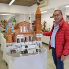 L’autor de la maqueta, Antonio Navas, davant l’obra, que recrea l’església al detall. - J.GÓMEZ