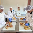 Alumnes que cursen el certificat de carnisseria i elaboració de productes carnis al Pallars. - ACN