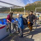 Un grup de turistes accedeix a una de les embarcacions que fan recorreguts recreatius per l’embassament de Canelles. - ENDESA