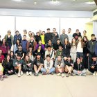 Foto de família de la trentena d’escoltes amb els seus monitors, educadors dels serveis socials i els edils Xavi Blanco i Sandra Castro. - MAGDALENA ALTISENT