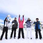 Joves jugant amb la neu a la zona de Baqueira. - EDGAR ALDANA