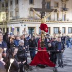 El viacrucis omple el centre de Tàrrega de fidels - LAIA PEDRÓS