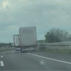 El camió, envaint el voral a l’autovia. - MOSSOS D’ESQUADRA