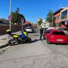 Un agent de la Guàrdia Urbana efectuant un dels controls
