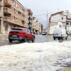 Un mantell blanc de pedra en un carrer d'Alcarràs, al Segrià, després de la tempesta d'aquest dissabte.
