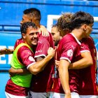 La pinya dels jugadors de l’Atlètic Lleida després d’anotar l’1-2, que va valer un important triomf. - INGRID SEGURA
