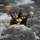Alguns turistes valents van desafiar les pluges i el fred d’ahir al Pirineu per gaudir del ràfting. - PORT AINÉ