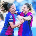 La blaugrana Claudia Pina celebra un dels seus dos gols amb la capitana, Alèxia Putellas. - FCB