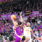 Wiggins, defensat pel valencianista Montero. - JAVI ENJUANES