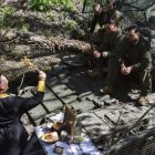 Servei religiós d’un capellà militar davant de soldats d’un tanc durant la Pasqua a Ucraïna. - EFE