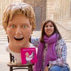 L’autora, Laia Farràs, amb el caparró de la Bepeta i el conte. - AMM COMUNICACIÓ & IMATGE