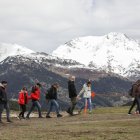 Un grup de persones passejant per les immediacions de Baqueira-Beret. - EDGAR ALDANA
