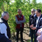 El conseller i l’alcalde conversen amb Joan Blanch i Pere Roqué ahir a l’Horta de Lleida. - AMADO FORROLLA