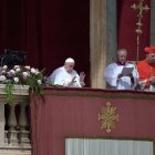 El papa Francesc va impartir la benedicció urbi et orbi des del balcó de la basílica de Sant Pere en la seua última aparició diumenge. - EUROPA PRESS