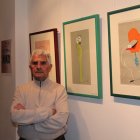 Nicolás Martínez, hijo, en una muestra de las mejores obras de su padre.