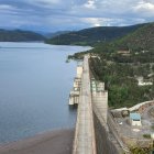 L'embassament de Rialb, al 100%, deixa anar aigua per turbines i per desaigües