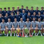 La plantilla del Preah Khan Svay Rieng posa amb dos dels trofeus conquerits la passada temporada. - PKR SVAY RIENG