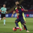 Ansu Fati, que va ser titular, defensa la pilota davant d’un jugador del Mallorca. - EUROPA PRESS