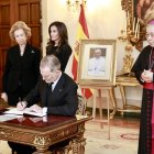 Felip VI, Letícia i la reina Sofia van firmar al llibre de condolences pel papa. - CASA REIAL
