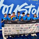 L’equip Robotech de Mollerussa posa amb els seus dos premis aconseguits a Houston.