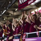 Seguidors del Nucli Bordeus animen l’Hiopos Lleida durant el partit de diumenge passat. - ACB PHOTO/POL PUERTAS