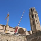 Les obres de rehabilitació de les dos cobertes del claustre que quedaven per reparar van començar ahir amb la instal·lació de les grues. - AMADO FORROLLA