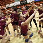 Les jugadores del Lleida Handbol celebren la classificació per a la fase d’ascens. - SANTI IGLESIAS